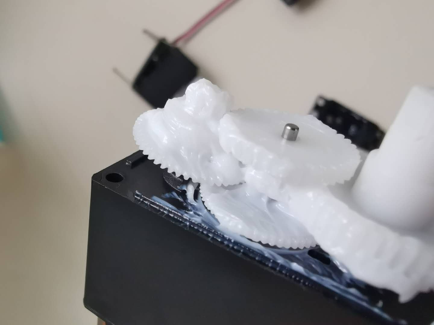 選擇塑膠齒輪潤(rùn)滑脂應(yīng)考慮哪些因素呢？